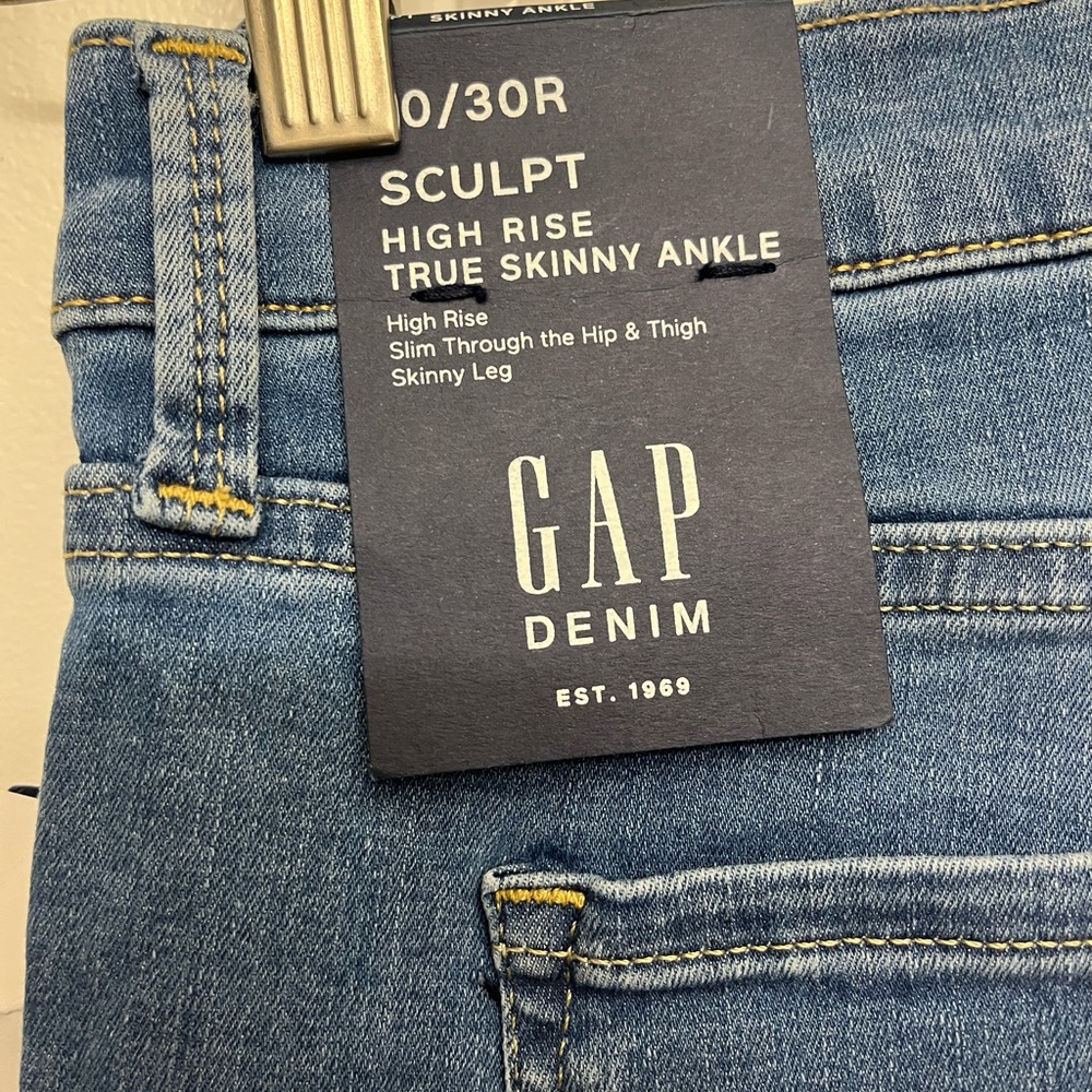 NWT. GAP True Skinny Jeans. 30 Regular.